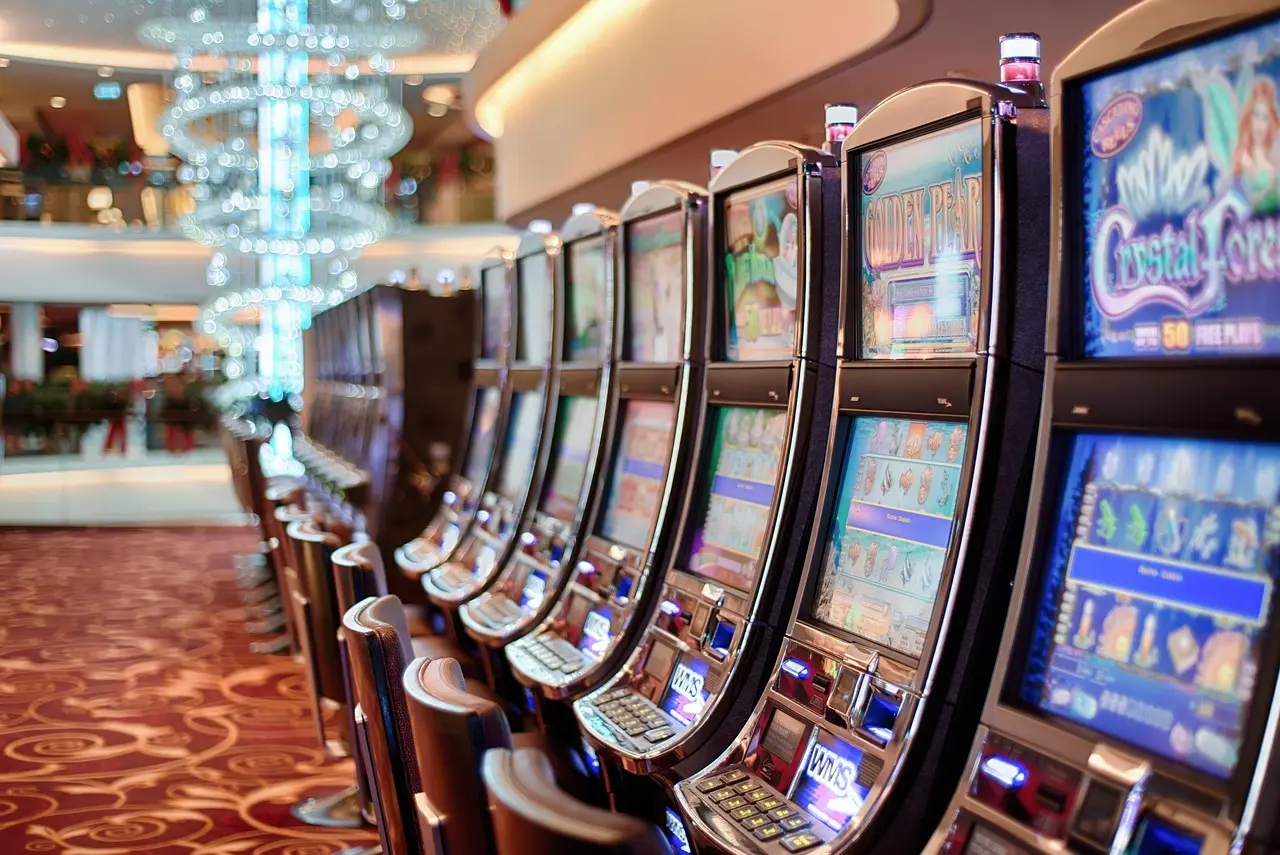 En rad spelautomater med olika skärmar i ett kasino