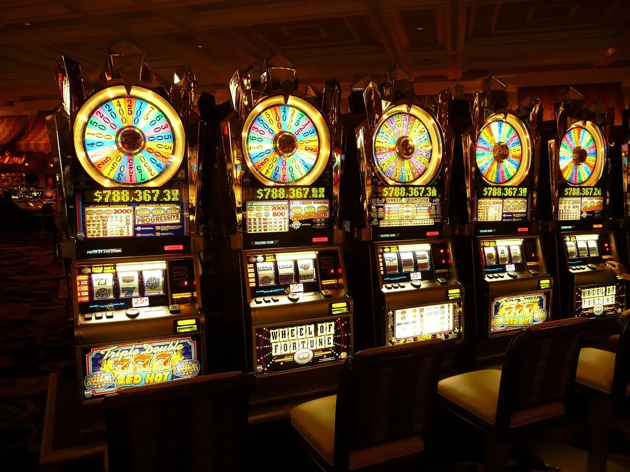 Upplysta spelautomater med tydliga symbolrader