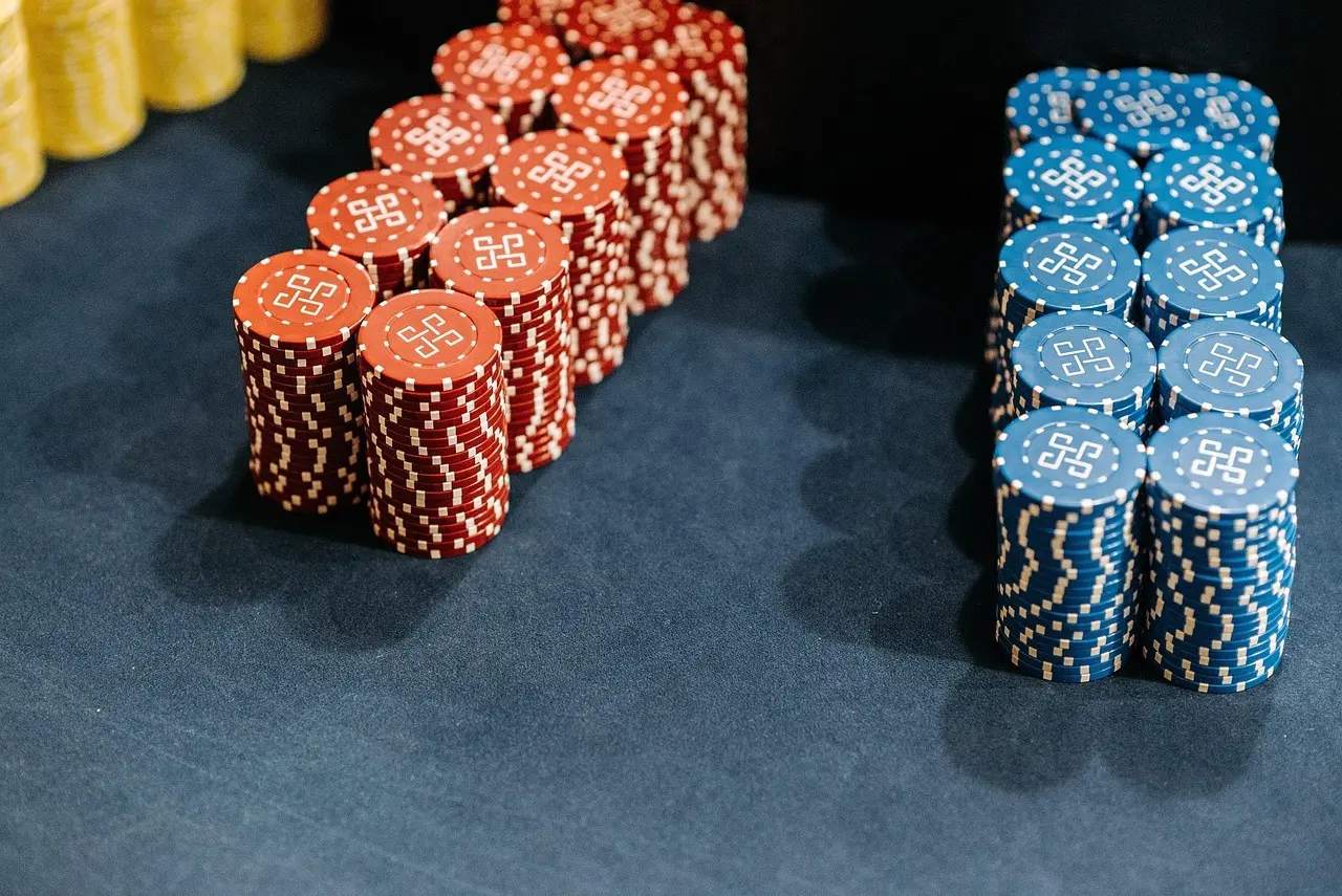 Staplar av spelmarker på ett spelbord