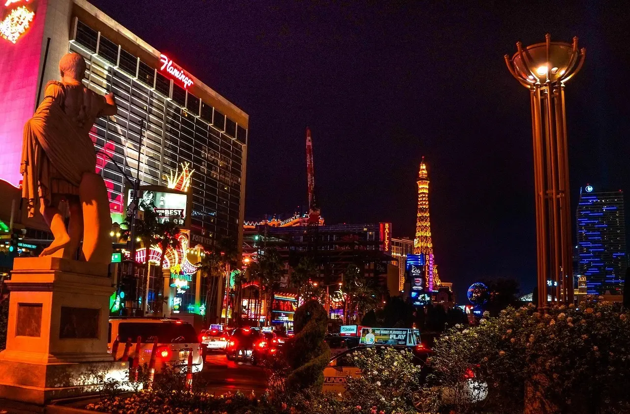 Neonupplyst kasinogata i Las Vegas med stora ljusskyltar
