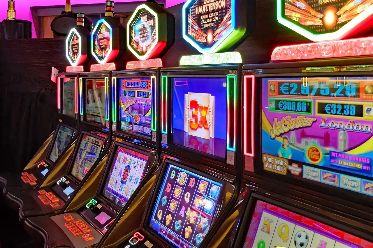 Spelautomater i rad med olika färger och spelteman
